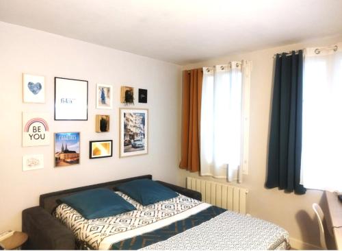 a bedroom with a bed and a window at Le Studio Cocooning in Chartres