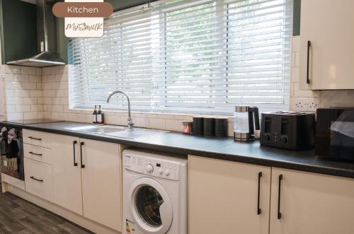 Modern City-Centre Home | Sleeps 12 | Free Parking photo 32