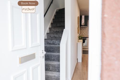 Modern City-Centre Home | Sleeps 12 | Free Parking photo 9