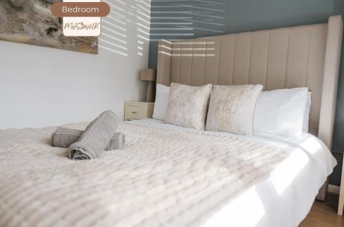 Modern City-Centre Home | Sleeps 12 | Free Parking photo 11