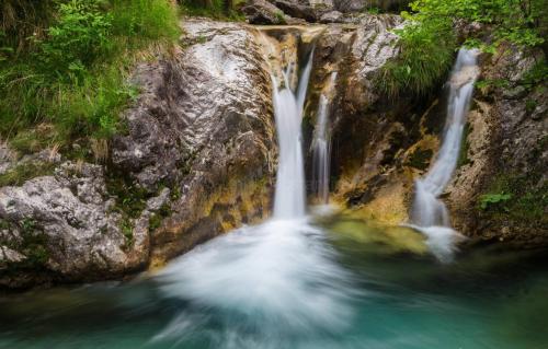 una cascata in mezzo a un fiume di Bellavista a Vertova