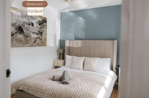 Modern City-Centre Home | Sleeps 12 | Free Parking photo 3