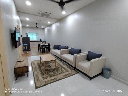 Posezení v ubytování Homestay HAJI OMAR Sungai Dua With Wifi