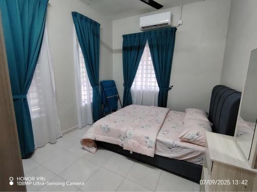 Postel nebo postele na pokoji v ubytování Homestay HAJI OMAR Sungai Dua With Wifi