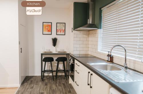 Modern City-Centre Home | Sleeps 12 | Free Parking photo 7