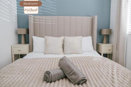 Modern City-Centre Home | Sleeps 12 | Free Parking photo 10