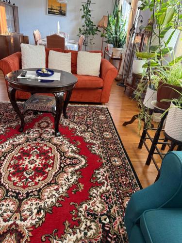 ハンコにあるJoyce holiday placeのソファとコーヒーテーブルのあるリビングルーム