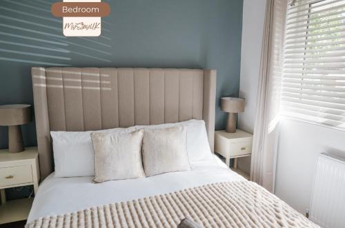 Modern City-Centre Home | Sleeps 12 | Free Parking photo 12