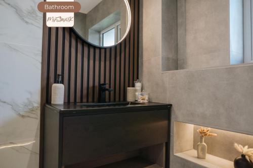 Modern City-Centre Home | Sleeps 12 | Free Parking photo 46