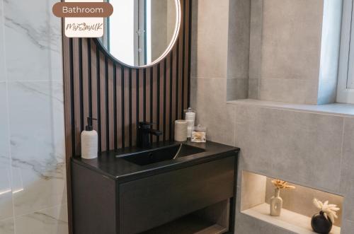 Modern City-Centre Home | Sleeps 12 | Free Parking photo 28
