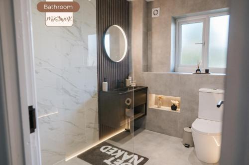 Modern City-Centre Home | Sleeps 12 | Free Parking photo 26