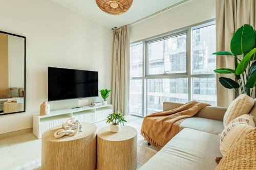 TV a/nebo společenská místnost v ubytování Beautiful Moments - Brand New - 5 min to ADGM, Cleveland, Galleria - 3 min walk to the Beach - Heart of Al Reem - 2BDR - 6 pax