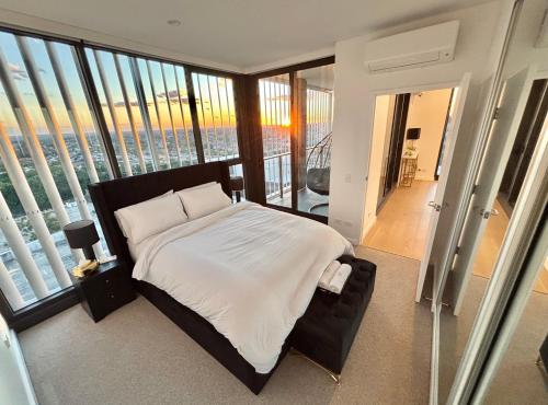 Ένα ή περισσότερα κρεβάτια σε δωμάτιο στο The Luxury Penthouse at Spring Square