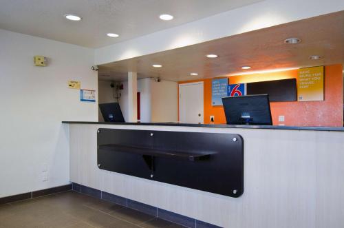a bar in a waiting room with a counter at Motel 6-Camp Springs, DC - South Camp Springs in Camp Springs
