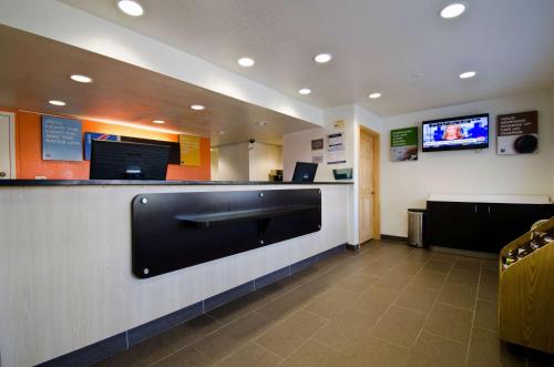 a waiting room with a bar in a hospital at Motel 6-Camp Springs, DC - South Camp Springs in Camp Springs