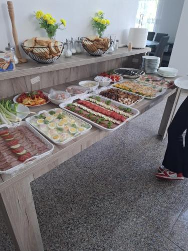 Pensiunea Paradiso في Sarinasuf: بوفيه من أنواع مختلفة من الطعام على الطاولة