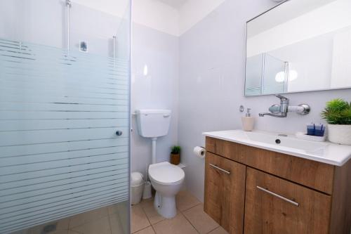 A bathroom at רז אירוח ברמה-