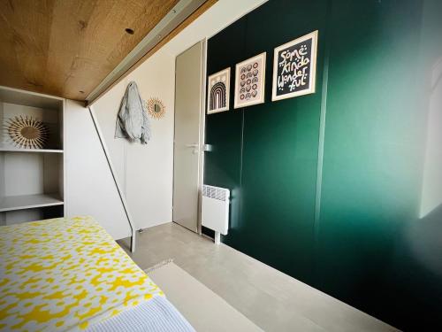 En eller flere senge i et værelse på Mobilhome Cosy bord de mer