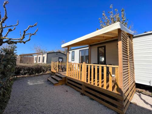 Budova, kde se kemp nachází