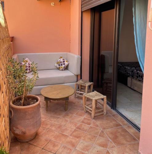 ein Wohnzimmer mit Sofa und Tisch in der Unterkunft Appartement en plein cœur de Marrakech in Marrakesch