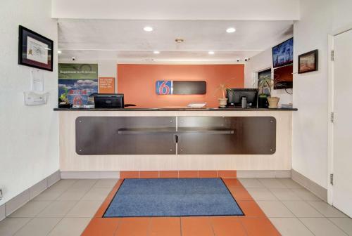 - un hall d'un restaurant de restauration rapide avec comptoir dans l'établissement Motel 6-Dallas, TX - Forest Lane, à Dallas