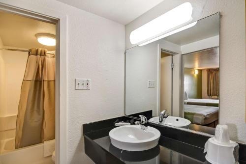 Salle de bains dans l'établissement Motel 6-Dallas, TX - Forest Lane