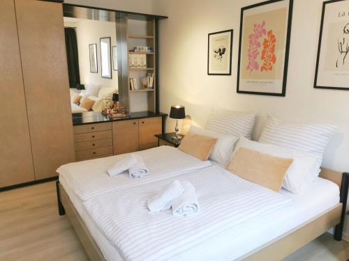 a bedroom with a white bed with towels on it at Gemütliche Ferienwohnung im Östlichen Ringgebiet - Ideal für Familien und Touristen, schnelles WLAN, 24h Check-in in Braunschweig