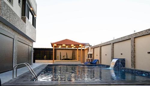 une piscine au milieu d'un immeuble dans l'établissement For daily, weekly monthly and yearly stays, à Amman
