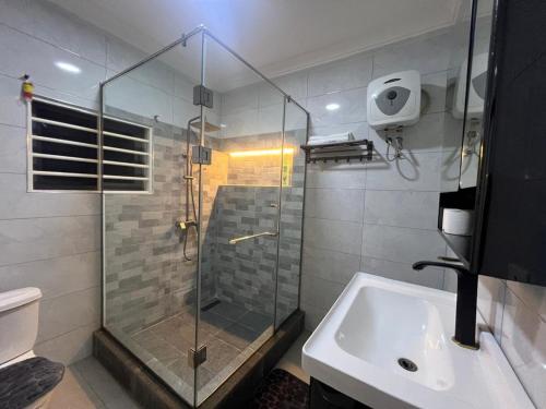 Een badkamer bij Entire home in Haatso