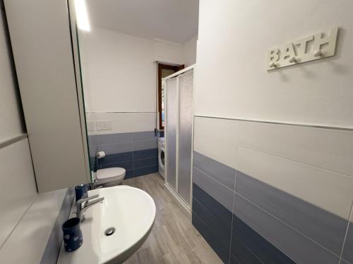 une salle de bain avec un lavabo et des toilettes dans l'établissement Casa Grecale - Delizioso Appartamento A Soli 300 m Dal Mare Con Giardino Privato E Posto Auto Privato, à Castiglione della Pescaia