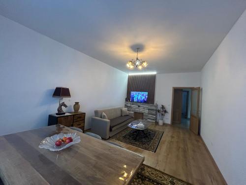 una sala de estar con una mesa y un sofá en MiMi, en Bruselas