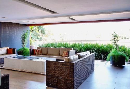 a living room with a couch and a table at Apartamento com aconchego e modernidade Apogeo in Ribeirão Preto