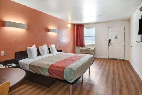 Un ou plusieurs lits dans un hébergement de l'établissement Motel 6-Dallas, TX - Forest Lane