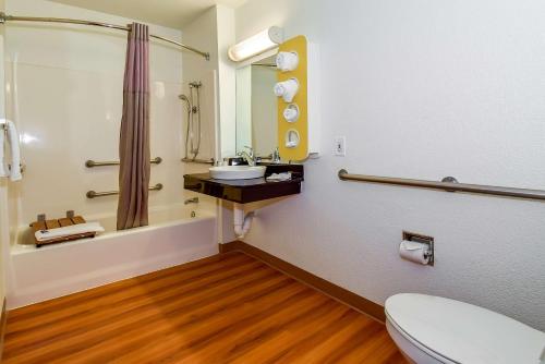 Bilik mandi di Motel 6-Riverside, CA - South