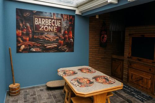 Ένα ή περισσότερα κρεβάτια σε δωμάτιο στο JoLi Larano - BBQ In