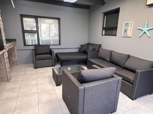 サルダニャにあるBlue Bay Villaのギャラリーの写真