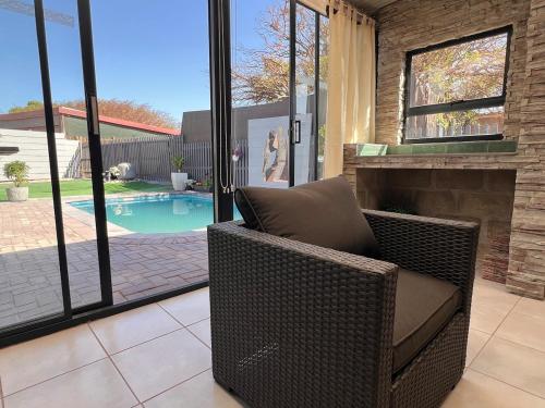 ein Korbstuhl vor einem Kamin in der Unterkunft Blue Bay Villa in Saldanha