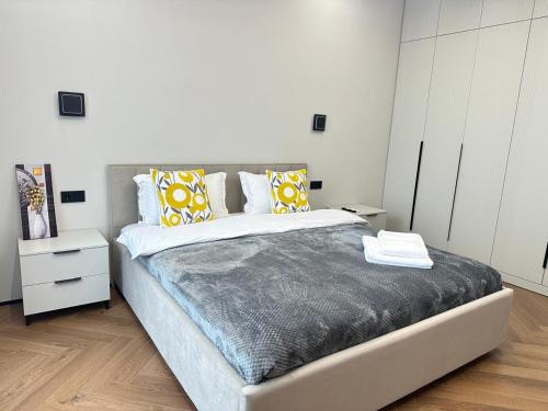 En eller flere senge i et værelse på ЖК METROPOLE Business