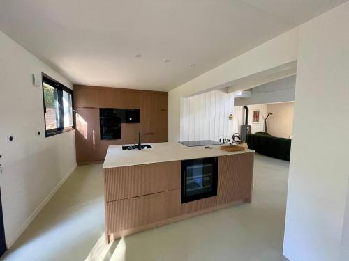 eine große Küche mit einer Insel in einem Zimmer in der Unterkunft Villa Domus Sciurorum – Pyla-sur-Mer (Domaine Forestier) in Pyla-sur-Mer