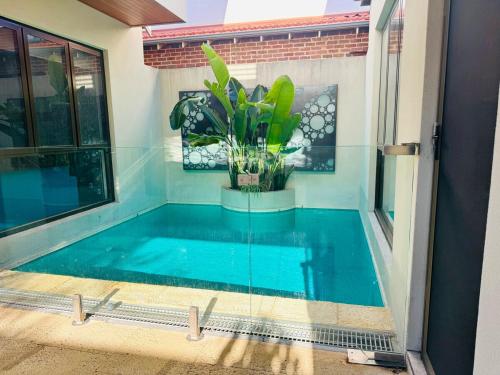 Πισίνα στο ή κοντά στο Stylish Subiaco Gem