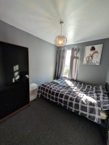 Postel nebo postele na pokoji v ubytování Grangewood Avenue, Rainham, RM13 9PA