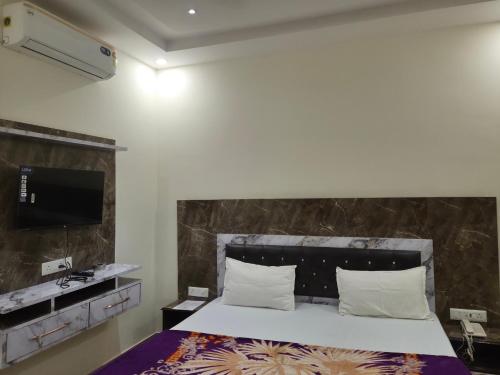 Ένα ή περισσότερα κρεβάτια σε δωμάτιο στο New Hotel Ganga Niwas