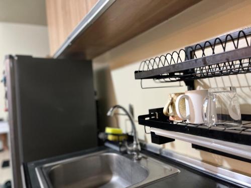 Kuchyň nebo kuchyňský kout v ubytování Staycation and WFH with Netflix and WiFi and Pool for up to 4 guests