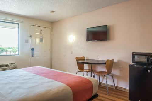 Postel nebo postele na pokoji v ubytování Motel 6-Mesquite, TX - Rodeo - Convention Ctr