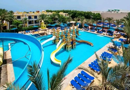Bazén v ubytování Mirage Bay Resort & Aqua Park nebo v jeho okolí