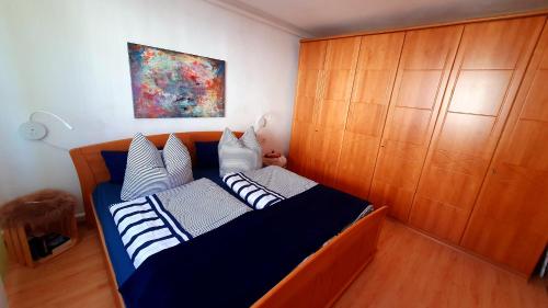 OberschönauLange Hans Rennsteig的卧室里有一张床，上面有蓝白色的枕头