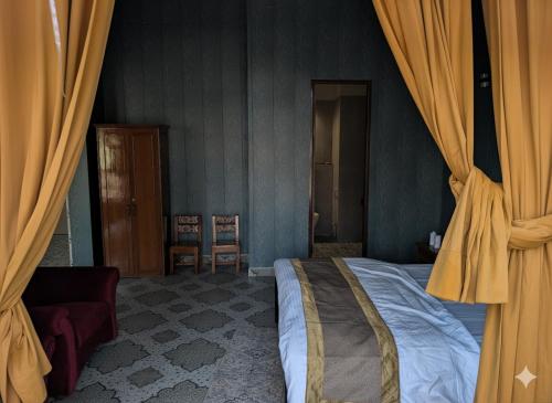 Ένα ή περισσότερα κρεβάτια σε δωμάτιο στο Qila Hotel