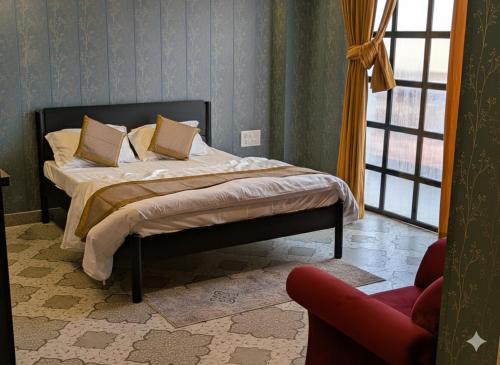 Ένα ή περισσότερα κρεβάτια σε δωμάτιο στο Qila Hotel