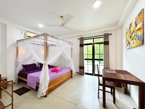 Ένα ή περισσότερα κρεβάτια σε δωμάτιο στο Coloration Villa Hikkaduwa