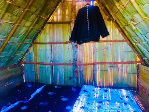 - une chambre avec un lit dans une yourte dans l'établissement Homestay Nunga หนูหง่าโฮมสเตย์, à Mae Hong Son